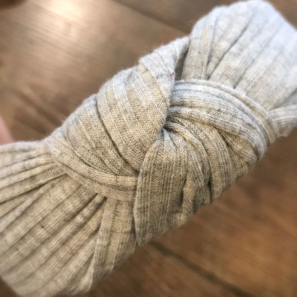 NWOT Twisted Rib Knit Knot Headband - Picture 4 of 5